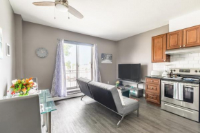 Glenview West Apartment w Patio - Near Downtown